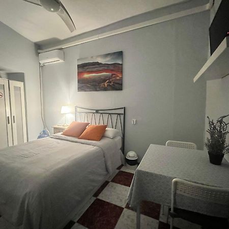Santa Isabel Low Cost Rooms In Private House Sevilla Dış mekan fotoğraf