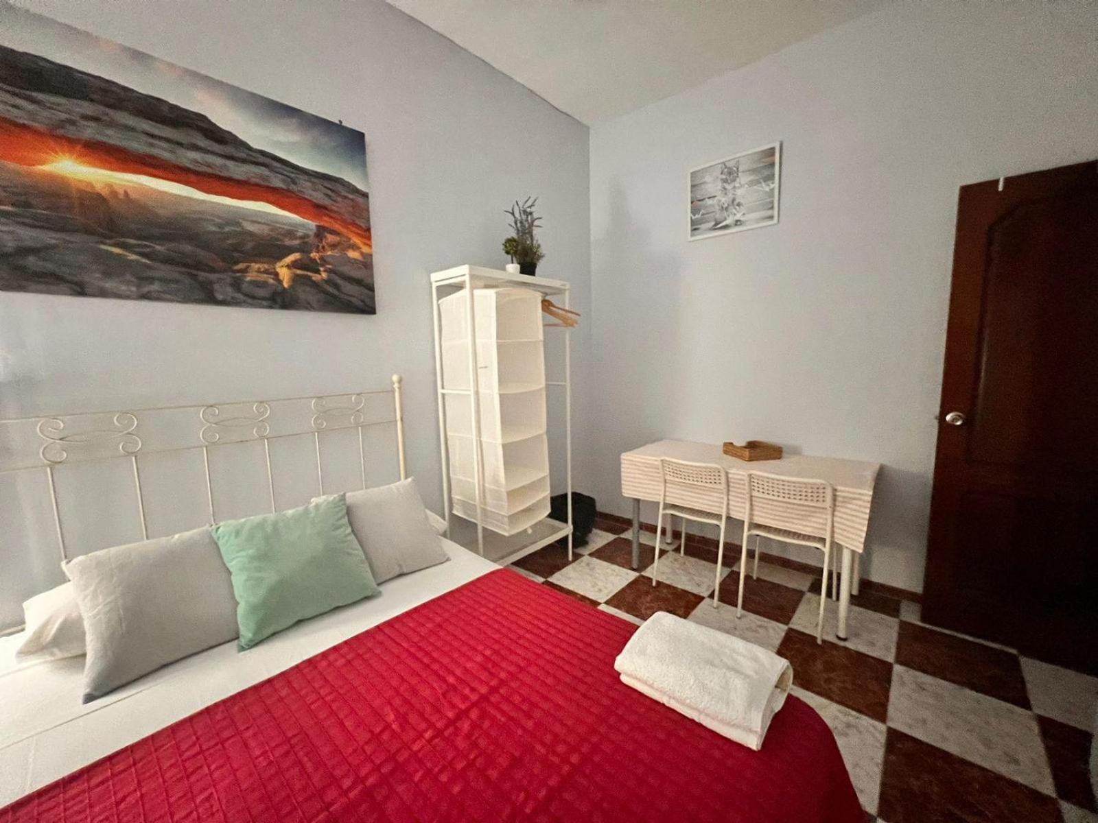 Santa Isabel Low Cost Rooms In Private House Sevilla Dış mekan fotoğraf