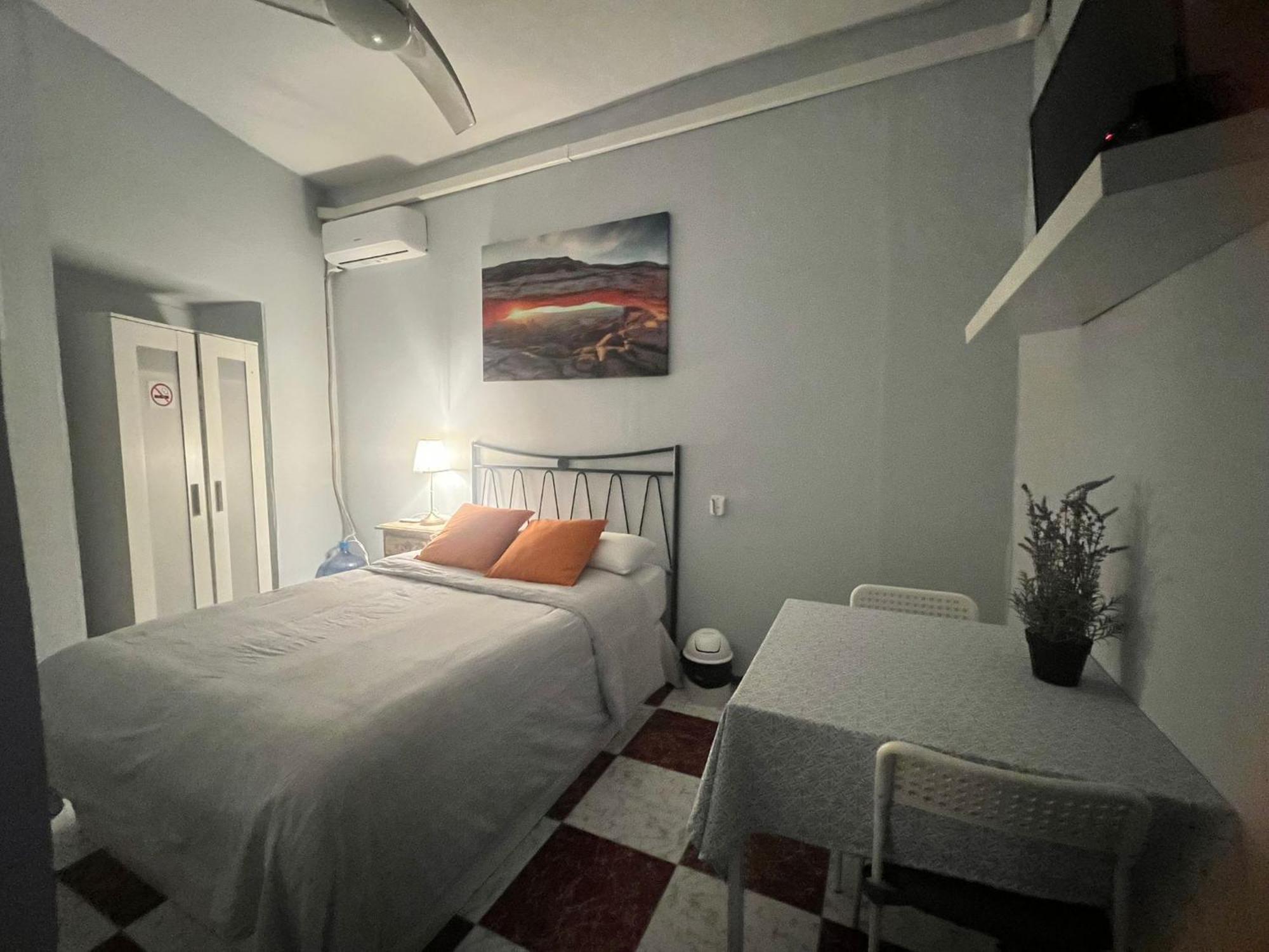 Santa Isabel Low Cost Rooms In Private House Sevilla Dış mekan fotoğraf